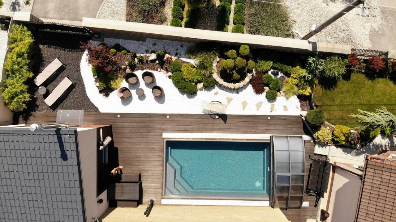 Janosikova Tiny House With Private Pool 아파트 외부 사진